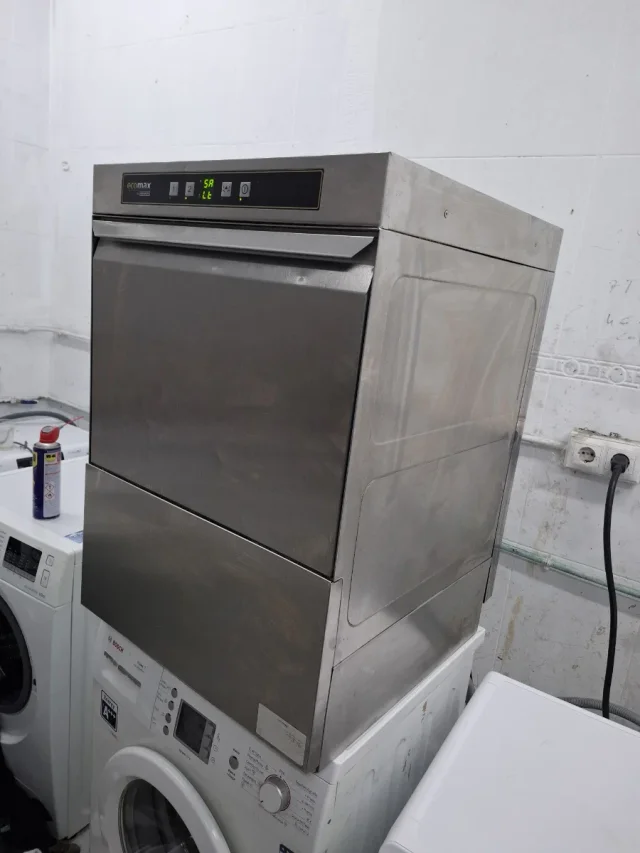 Lavavajillas industrial marca Hobart, modelo ECO-F504S-12B.-image